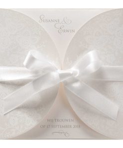 Trouwkaart in een romantisch drieluik met bloemenprint