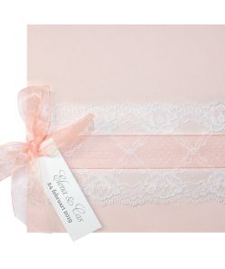 Romantische trouwkaart in zalmkleur met kant en satijnen lint