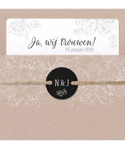 Elegante trouwkaart met krafthoesje en touw met label