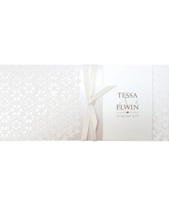 Elegante pochette trouwkaart in parelmoer papier met suède inkt en luxe lintje