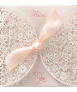 Uitnodiging chic met opengewerkt kant en roze lint