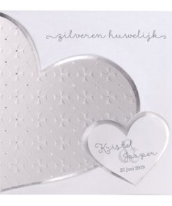 Uitnodiging chic met elegante hartvormen die in elkaar vouwen